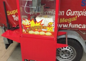 Popcornmaschine mieten in Romanshorn | eine rote Maschine mit Popcorn